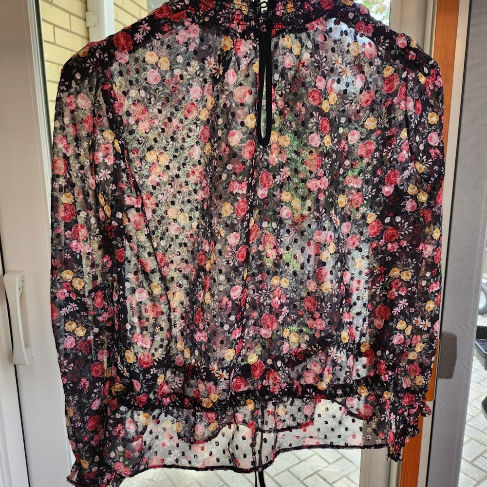 High-Neck Floral Ruffled Blouse - Picture 3 of 5